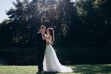 Parktaki mutlu genç çiftin yan görünüşü