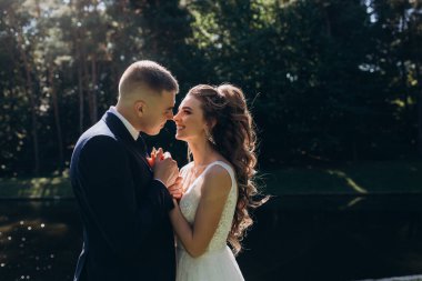 Parktaki güzel genç bir çiftin portresi..                        