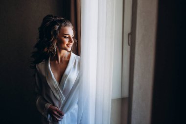 Genç ve güzel bir kadın düğüne hazırlanıyor. Gelinin özel sabahı..