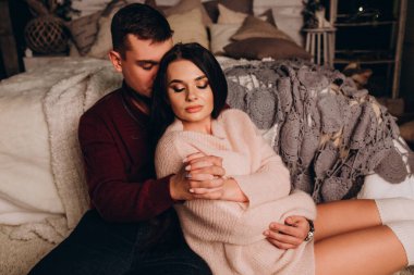 Birbirlerine aşık genç bir çift stüdyoda rahat bir Noel süslemesiyle poz veriyorlar. Yeni yılın aşk hikayesi.. 