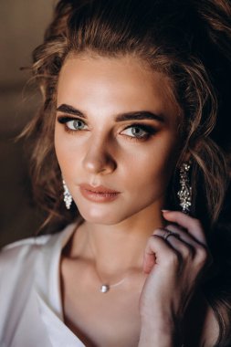 Genç ve güzel bir kadın düğüne hazırlanıyor. Gelinin özel sabahı..