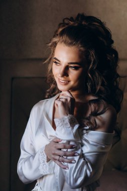 Genç ve güzel bir kadın düğüne hazırlanıyor. Gelinin özel sabahı..