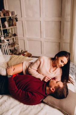 Birbirlerine aşık genç bir çift stüdyoda rahat bir Noel süslemesiyle poz veriyorlar. Yeni yılın aşk hikayesi.. 