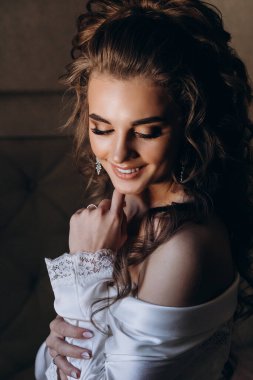 Genç ve güzel bir kadın düğüne hazırlanıyor. Gelinin özel sabahı..