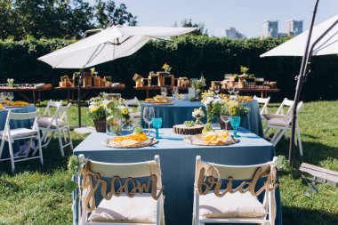 Açık hava düğün resepsiyonu için şık bir masa.            