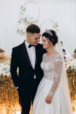 Güzel mutlu gelin ve damat düğün töreninde.     