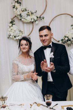 Genç gelin ve damat düğün resepsiyonunda kutlama yapıyor             