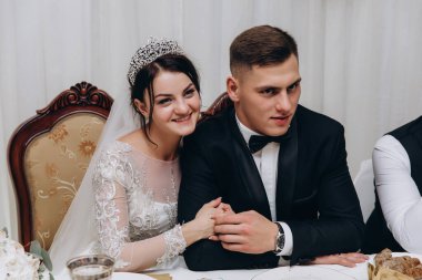 Genç gelin ve damat düğün resepsiyonunda kutlama yapıyor             