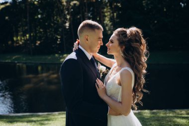 Parktaki güzel genç bir çiftin portresi..                        