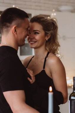 Kafkasyalı genç bir çift samimi bir odada flört ediyor.  