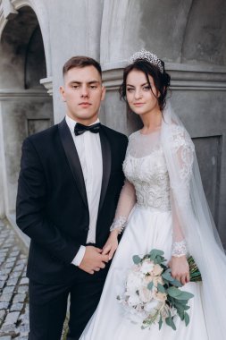 Güzel mutlu gelin ve damat sokakta birlikte poz veriyor. düğün günü                     