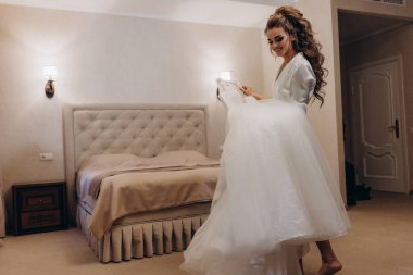 Genç ve güzel bir kadın düğüne hazırlanıyor. Gelinin özel sabahı..