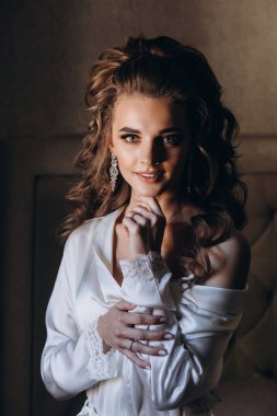 Genç ve güzel bir kadın düğüne hazırlanıyor. Gelinin özel sabahı..