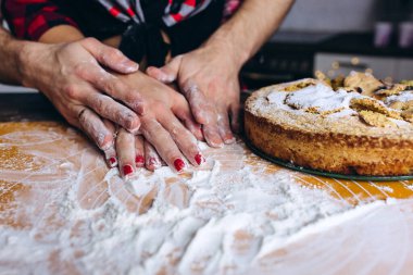 Mutfakta birlikte yemek pişiren sevimli çift, ellerinizi kapatın. 