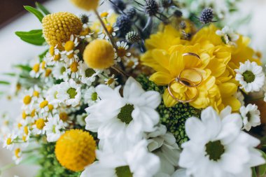 Çok güzel çiçekli düğün buketi manzarası.       