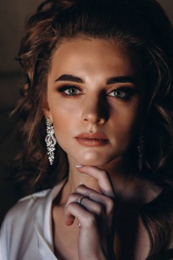 Genç ve güzel bir kadın düğüne hazırlanıyor. Gelinin özel sabahı..