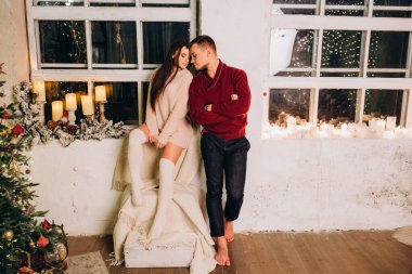 Birbirlerine aşık genç bir çift stüdyoda rahat bir Noel süslemesiyle poz veriyorlar. Yeni yılın aşk hikayesi.. 