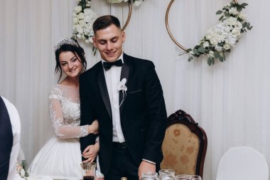 Güzel mutlu gelin ve damat düğün töreninde.     