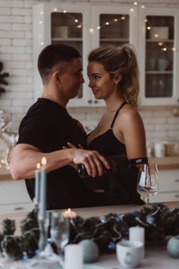 tutkulu çift mutfak içinde poz veriyor.