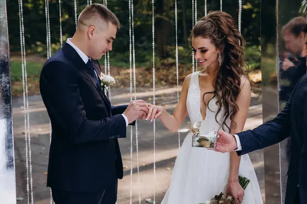 Nikah yüzükleriyle gelin ve damat    