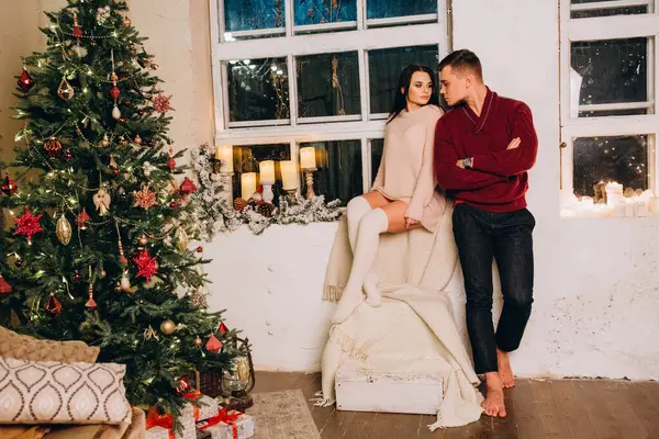 Birbirlerine aşık genç bir çift stüdyoda rahat bir Noel süslemesiyle poz veriyorlar. Yeni yılın aşk hikayesi.. 