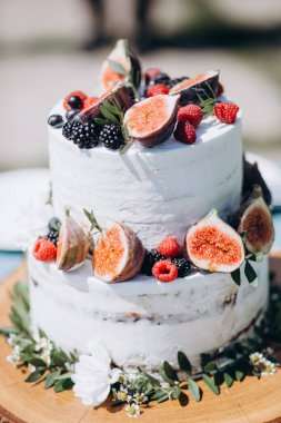 Meyve ve meyveli lezzetli düğün pastasının yakın plan görüntüsü             