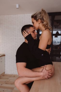 Güzel bir çift, mutfakta şehvetle poz veriyor.