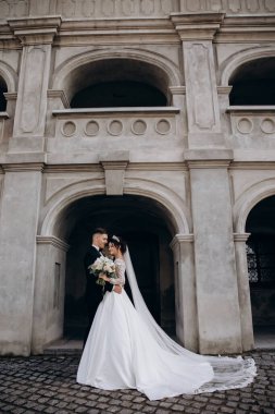 Güzel mutlu gelin ve damat sokakta birlikte poz veriyor. düğün günü                     