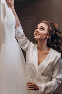 Genç ve güzel bir kadın düğüne hazırlanıyor. Gelinin özel sabahı..