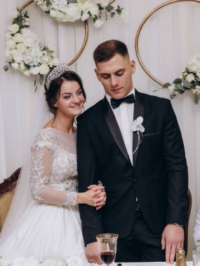 Güzel mutlu gelin ve damat düğün töreninde.     