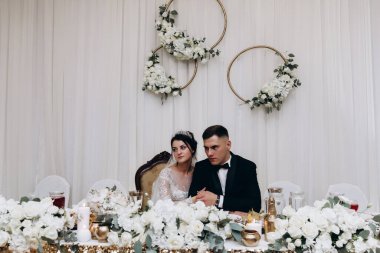 Genç gelin ve damat düğün resepsiyonunda kutlama yapıyor             