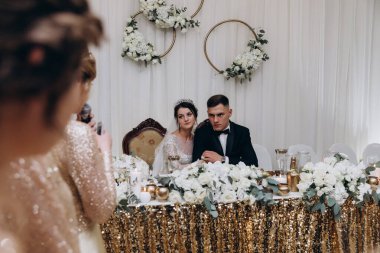 Genç gelin ve damat düğün resepsiyonunda kutlama yapıyor             