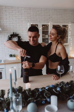 tutkulu çift mutfak içinde poz veriyor.