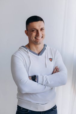 Genç adam stüdyoda poz verirken gündelik kıyafetler giyiyor.. 