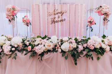 Çiçek ve çiçek desenli düğün partisi için masa hazırlıyorum.           