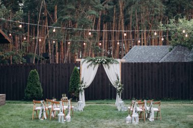 Güzel dekoratif kemer ve açık hava düğün töreni için çiçekler.       