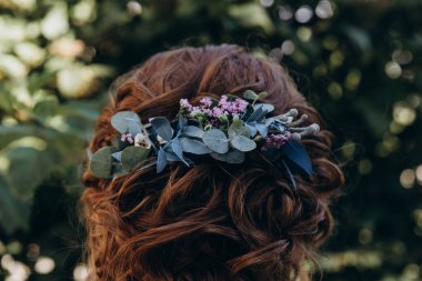 Çiçekli güzel gelinlerin saç stili 