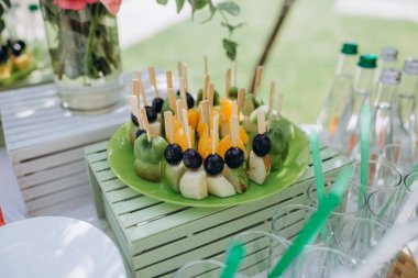 Düğün için abur cubur dolu bir masa.