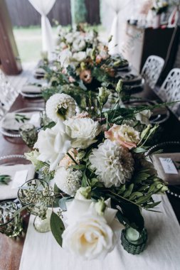 Düğün resepsiyonu için çiçek desenli zarif bir masa.             