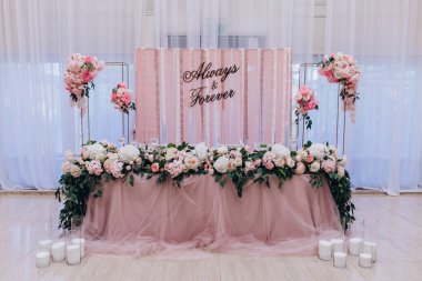 Çiçek ve çiçek desenli düğün partisi için masa hazırlıyorum.           