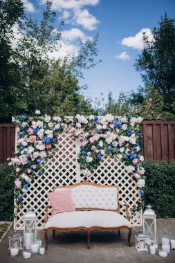 Güzel dekoratif kemer ve açık hava düğün töreni için çiçekler.       