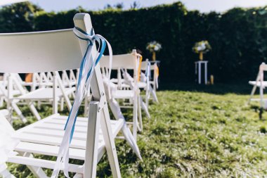 beyaz çizgili düğün sandalyeleri