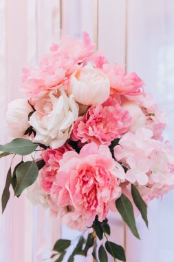 Güzel, zarif, narin çiçekli düğün buketinin yakın çekimi.        