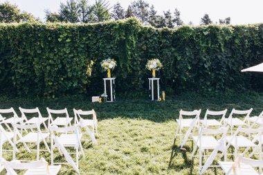 Çiçekli güzel bir düğün dekoru ve açık hava düğün töreni için limonlar. 