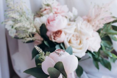 Güzel, zarif, narin çiçekli düğün buketinin yakın çekimi.        