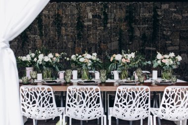 Güzel bir düğün masası. Restoranda mumlar ve çiçekler var.              