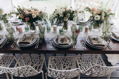 Güzel bir düğün masası. Restoranda mumlar ve çiçekler var.              