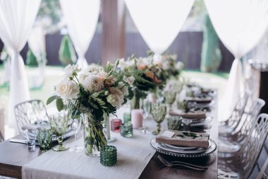 Düğün resepsiyonu için çiçek desenli zarif bir masa.             