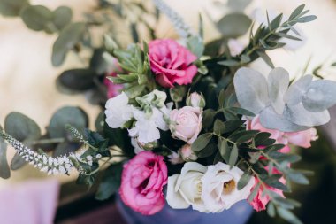 Güzel, zarif, narin çiçekli düğün buketinin yakın çekimi.        