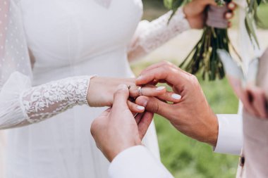 Gelin ve damat düğün töreninde yüzüklerini değiştiriyorlar. 